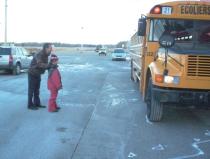 Les marques à la craie sur la chaussée indiquent les zones couvertes par les capteurs installés à l'avant et sur le côté du véhicule lors d'essais effectués avec des enfants circulant autour de l'autobus scolaire.