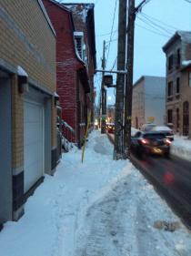 Le tracteur qui déblaie le trottoir doit contourner les obstacles.