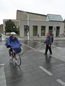 Photo du boulevard de Maisonneuve, à Montréal... La personne ayant une déficience visuelle ne perçoit pas qu'elle a quitté le trottoir pour la piste cyclable : danger!