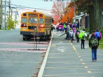 À Donnacona, l’ajout d’une piste cyclable, d’avancées de trottoir, d’un arrêt pour les autobus et la transformation de la rue en sens unique ont instantanément amélioré la circulation autour de l’école.