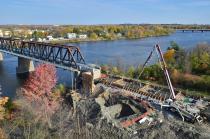 Réfection complète du pont ferroviaire initialement construit par le Canadian Pacifique en 1877. L'identification par radio fréquence des autobus aux approches du pont est au nombre des systèmes de transport intelligents implantés qui permettent d'assurer la sécurité du corridor.