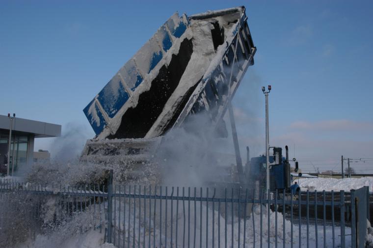 Camion qui déverse la neige à la chute Stinson