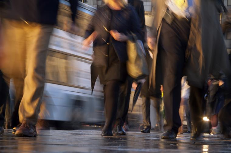 Passants devant un autobus