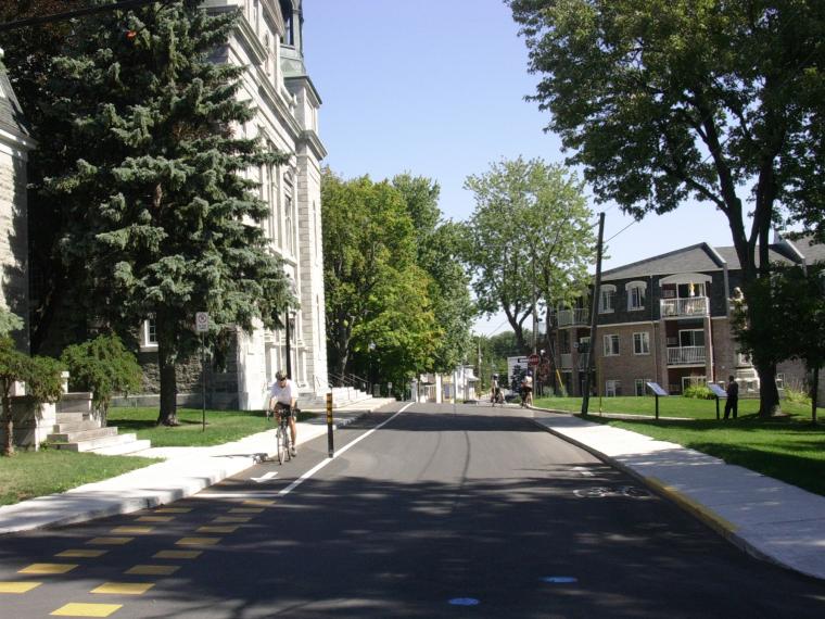 Double sens avec bande cyclable à l'Assomption