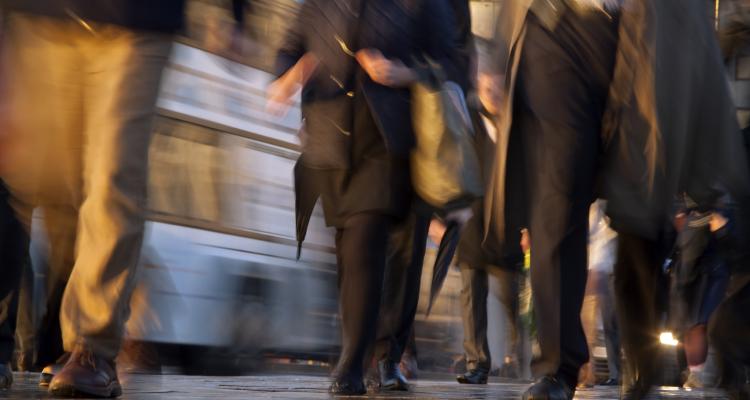 Passants devant un autobus